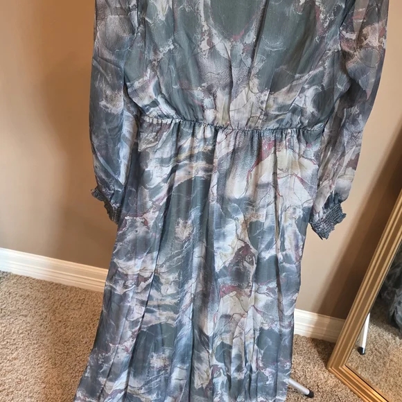 Elegant Green Marble-Print Long Sleeve Maxi Dress - Picture 3 of 5